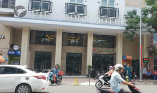 Người đàn ông ngoại quốc nghi rơi từ lầu 6 khách sạn tử vong