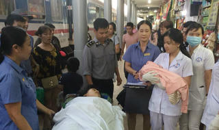 Nữ khách trẻ bất ngờ sinh con giữa đêm trên tàu