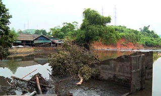 Vỡ hồ chứa, chất thải độc hại tràn vào nhà dân ở Lào Cai