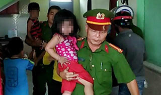 Bố đẻ nhốt ba con trong phòng ngủ ép cùng tự thiêu