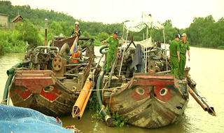 Quên mình 'chiến đấu' với cát tặc trên sông Đồng Nai