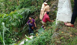 Ô tô chở 5 người lao từ đèo xuống vực sâu 100m
