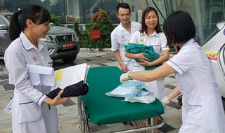 Cấp cứu sản phụ đẻ rơi con trên xe taxi