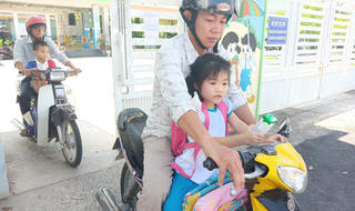 Đang bất bình vì con ăn 'gạo mốc, đầu cá', lại bức xúc giữa trưa phải đón trẻ