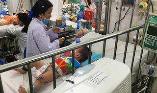 Trẻ bị tay - chân - miệng nhẹ có thể biến chứng, thậm chí tử vong nếu vào BV tuyến cuối 