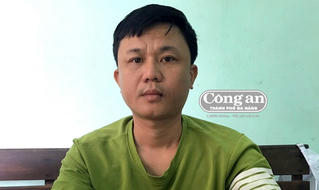Lấy cớ bị lấn đường, gã đàn ông nhặt gạch ném xe buýt