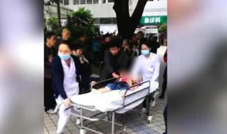 Một phụ nữ lao vào trường mẫu giáo đâm chém, 14 trẻ em nhập viện