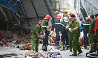 Sập tường nhà mặt phố gần hồ Hoàn Kiếm, người đi đường thót tim