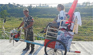 Anh chồng kéo xe tay đưa vợ trẻ đi xuyên Trung Quốc
