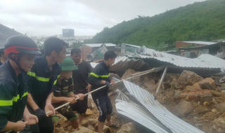 Thủ tướng yêu cầu khắc phục nhanh hậu quả mưa lũ, không để người dân bị đói