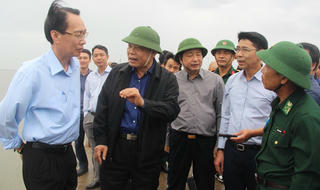 Bộ trưởng Nguyễn Xuân Cường chỉ đạo chống bão số 9 ở Cần Giờ