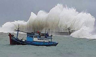 Thót tim với sóng cao ngất đập vào Phú Quý trước khi bão số 9 vào