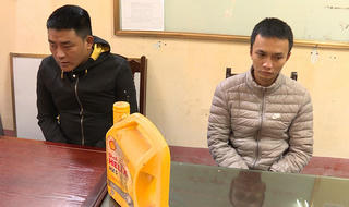 Nửa đêm rình ném chất bẩn vào nhà 'con nợ'