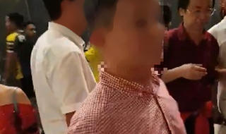 Thực hư việc ông Nguyễn Lân Trung quấn quốc kỳ khi sang Malaysia cổ vũ ĐT Việt Nam