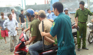 Bắt giữ gã trai làng cầm dao rượt chém công an
