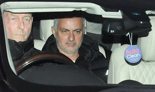 Bị MU sa thải, HLV Mourinho nhận tiền đền bù 'khủng'