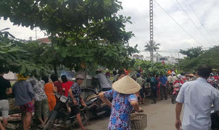 Choáng váng chứng kiến cảnh người phụ nữ lao vào đầu tàu hỏa