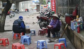 Run rẩy mưu sinh trong ngày rét kỷ lục ở Hà Nội