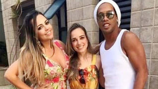 Ronaldinho đón năm mới bên hai người vợ