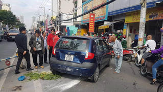 Cụ ông 66 tuổi lái thử ôtô, tông hàng loạt xe máy