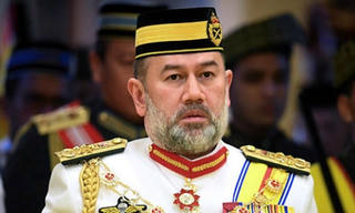 Vì sao Vua Malaysia thoái vị sau khi cưới hoa khôi Nga?