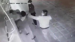 Cô gái trẻ bị 2 thanh niên đấm đá túi bụi lúc nửa đêm