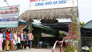 Làng hoa lớn nhất miền Tây lần đầu bán vé tham quan