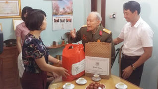 Kiểm tra tình hình tặng quà Tết tại Hà Nội