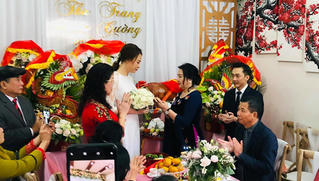 Mẹ Cường Đô La lần đầu ra mặt chào đón vợ con trai