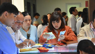 Dân công sở TP HCM đội nắng, bỏ cả cơm trưa để mua chỉ vàng cầu may