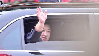 Nhà lãnh đạo Triều Tiên Kim Jong-un lên ô tô về Hà Nội