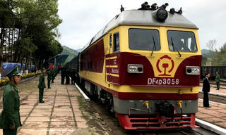 Vì sao đoàn tàu Triều Tiên sử dụng đầu máy Trung Quốc?
