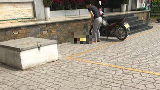 Bé trai rơi từ ban công tòa nhà cao tầng ở Hà Nội tử vong