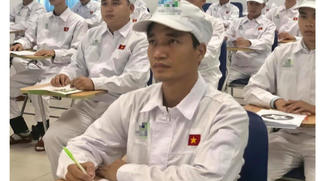 'Ca sĩ Lệ Rơi' bất ngờ đi làm công nhân 