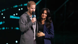 Meghan 'dạy Harry kỹ năng diễn xuất trước đám đông'