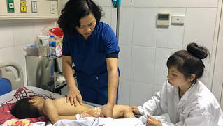 Bé trai bại não bị 4 con chó nhà cắn nát vùng sinh dục