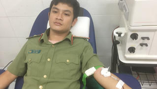 Anh công an trẻ huy động máu hiếm cứu người hôn mê
