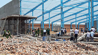Sập tường công ty may, 5 người bị đè chết