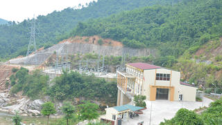 Chơi đùa cùng bạn, nam sinh trượt chân xuống hồ nước tử vong