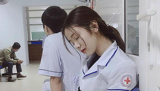Nữ sinh ngành Y xinh đẹp bất ngờ nổi tiếng do... ngủ gật