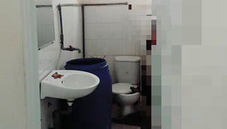 Tá hỏa phát hiện người đàn ông treo cổ trong nhà vệ sinh bưu biện
