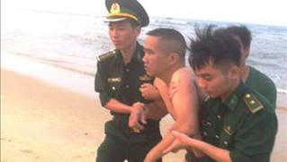 4 sĩ quan quân đội cứu sống cặp vợ chồng đuối nước trên biển Nhật Lệ