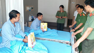 Tụ tập đánh bạc còn dùng dao, sắt đánh bị thương công an