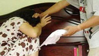 Cô gái 18 tuổi bị nhóm đòi nợ đánh sảy thai?
