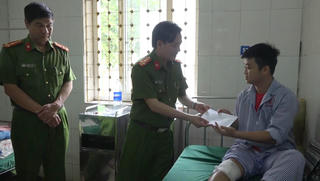 Bị đâm thủng đầu gối, Thiếu úy công an nén đau đuổi bắt tội phạm
