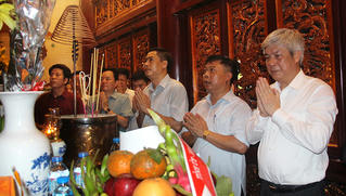 Đoàn đại biểu tỉnh Sơn La dâng hương tưởng niệm các Vua Hùng