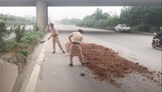 Cảm kích CSGT xông xáo làm như... công nhân môi trường