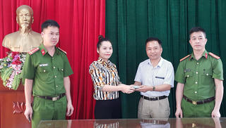 Người phụ nữ trả lại 100 triệu đồng cho người đánh rơi