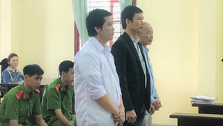 Xét xử 3 cha con ôm bình ga chống lại công an
