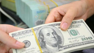 Cô gái cả gan mang gần 10.000 USD giả đổi tiền ở loạt tiệm vàng